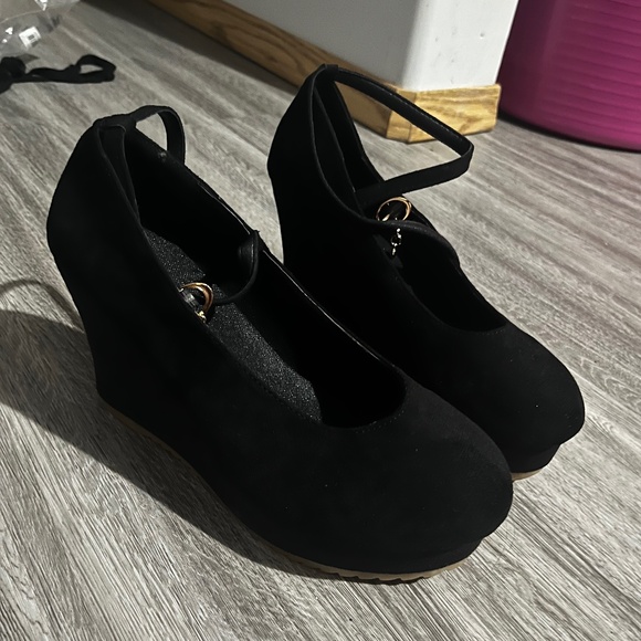 Shoes - Picture 1 of 1